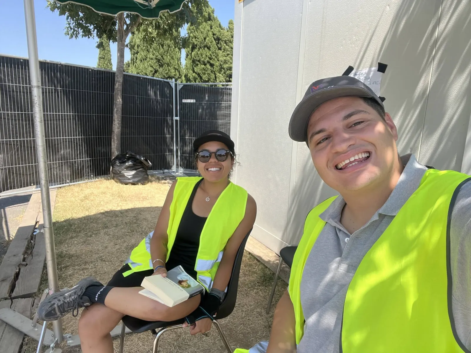 Deux bénévoles souriants pendant une pause